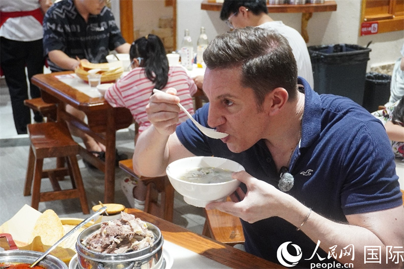 人民网外籍专家湖长明品尝徐州羊汤。 人民网 喻亮摄
