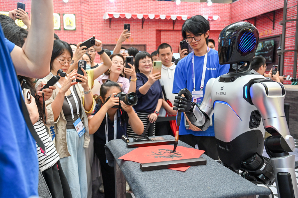 2025-08-02，上海世博展览馆，机器人写字吸引众多观众。澎湃新闻记者 朱伟辉 图